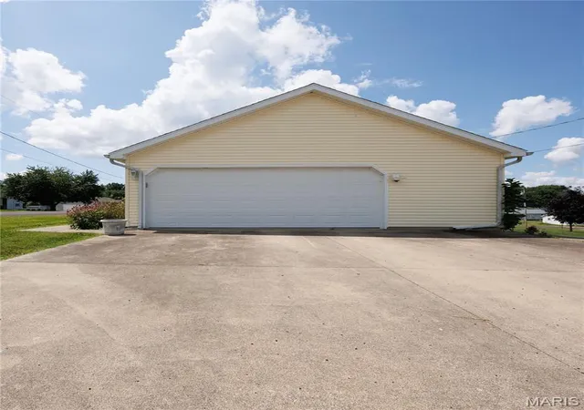 Photo 21 of Sale Pending at 2204 Brian St, Vandalia, IL 62471 | MLS# MIS26041293 | Listing updated on 2026-08-25