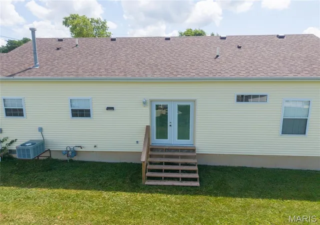 Photo 3 of Sale Pending at 2204 Brian St, Vandalia, IL 62471 | MLS# MIS26041293 | Listing updated on 2026-08-25
