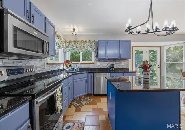 4th image of 301 Arlington Glen Ct, Fenton, MO 63026 | MLS# MIS26041307
