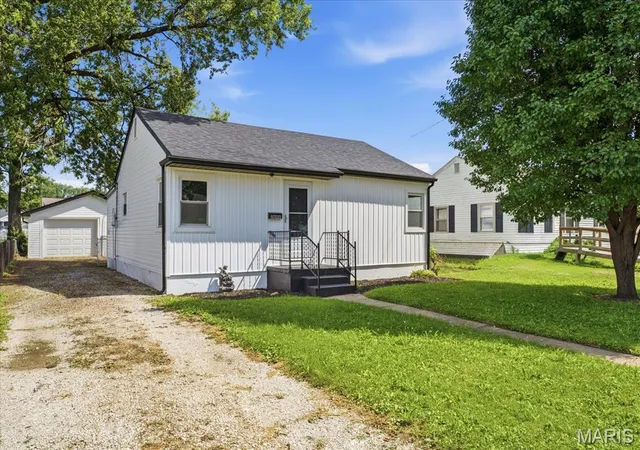 Homes for sale in Granite City, IL | 2648 Center St, Granite City, IL 62040 | MLS# MIS26041314