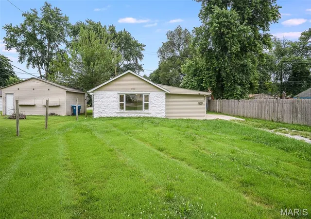 Homes for sale in Wood River, IL | 225 10th St, Wood River, IL 62095 | MLS# MIS26041336