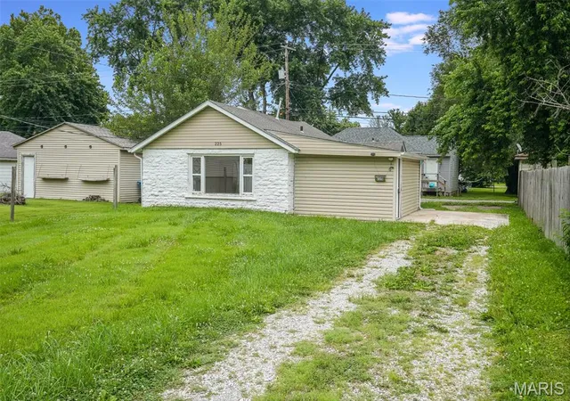 Homes for sale in Wood River, IL | 225 10th St, Wood River, IL 62095 | MLS# MIS26041336