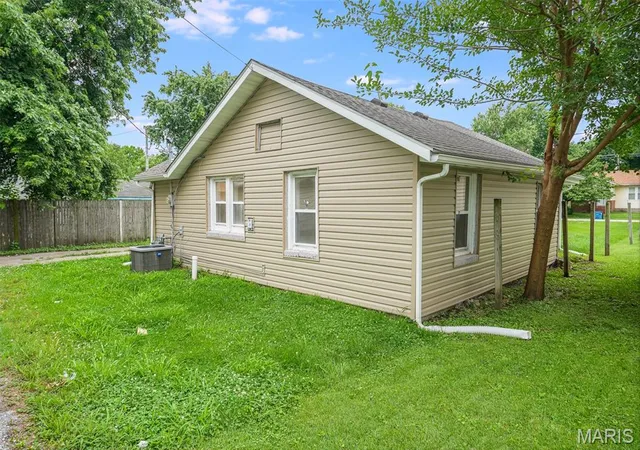 Homes for sale in Wood River, IL | 225 10th St, Wood River, IL 62095 | MLS# MIS26041336