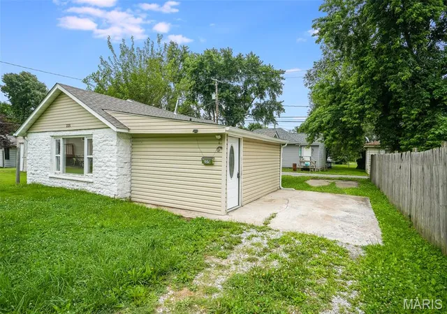 Homes for sale in Wood River, IL | 225 10Th St, Wood River, IL 62095 | MLS# MIS26041336