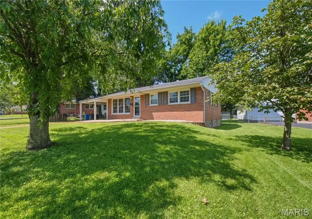 2nd image of 350 Saint Patrick Ln, Florissant, MO 63031 | MLS# MIS26041371