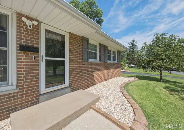 3rd image of 350 Saint Patrick Ln, Florissant, MO 63031 | MLS# MIS26041371