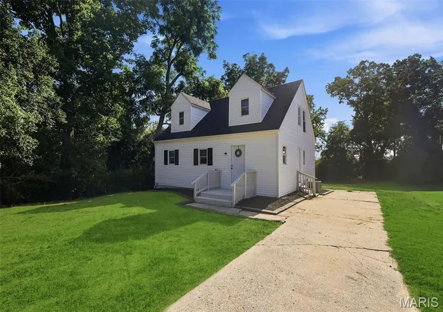 Homes for sale in Godfrey, IL | 2825 Gerson Ave, Godfrey, IL 62035 | MLS# MIS26041404