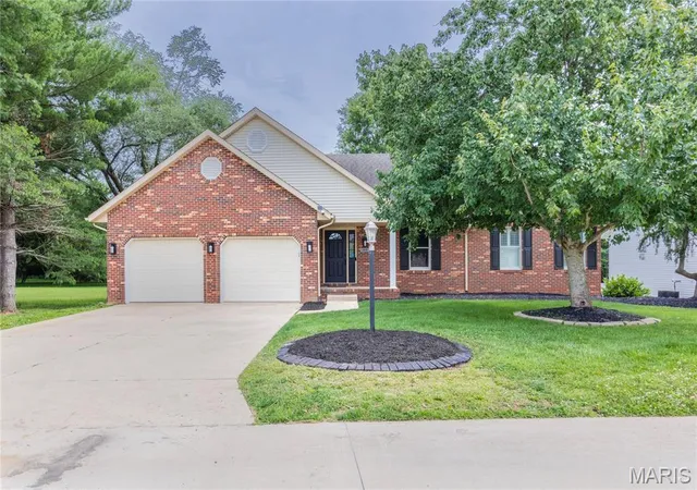 Homes for sale in Alton, IL | 2634 Dennis Dr Dr, Alton, IL 62002 | MLS# MIS26041420