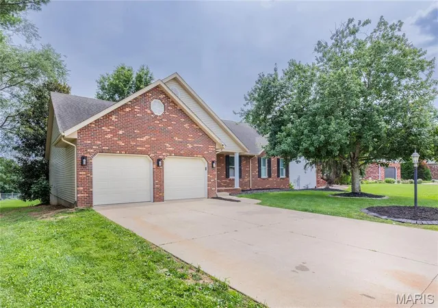 Homes for sale in Alton, IL | 2634 Dennis Dr Dr, Alton, IL 62002 | MLS# MIS26041420