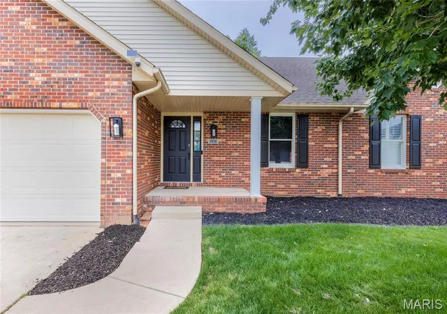 Homes for sale in Alton, IL | 2634 Dennis Dr Dr, Alton, IL 62002 | MLS# MIS26041420