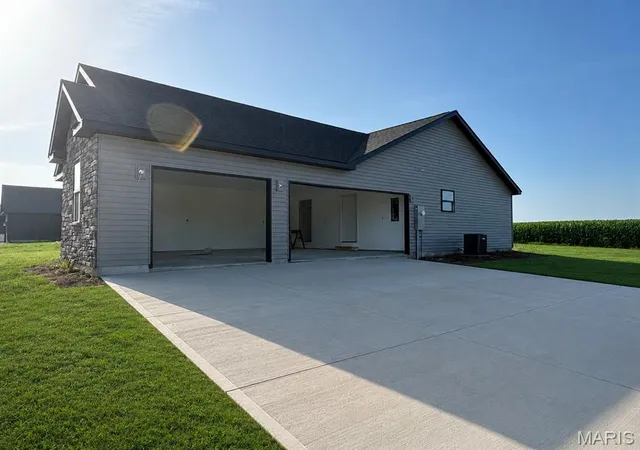 Homes for sale in Jerseyville, IL | 1006 Brianna Court, Jerseyville, IL 62052 | MLS# MIS26041439