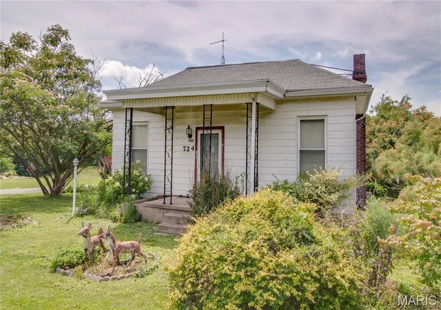 Homes for sale in Carlinville, IL | 724 S Plum St, Carlinville, IL 62626 | MLS# MIS26041446