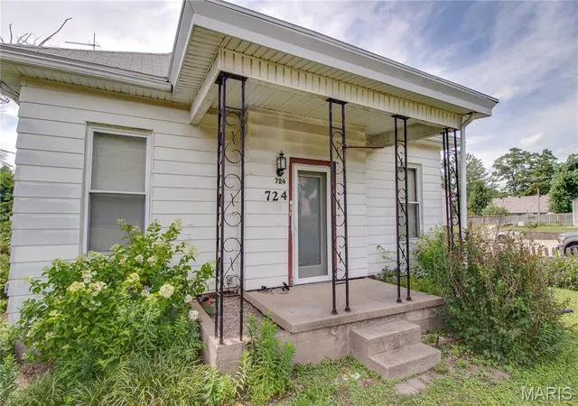 Homes for sale in Carlinville, IL | 724 S Plum St, Carlinville, IL 62626 | MLS# MIS26041446