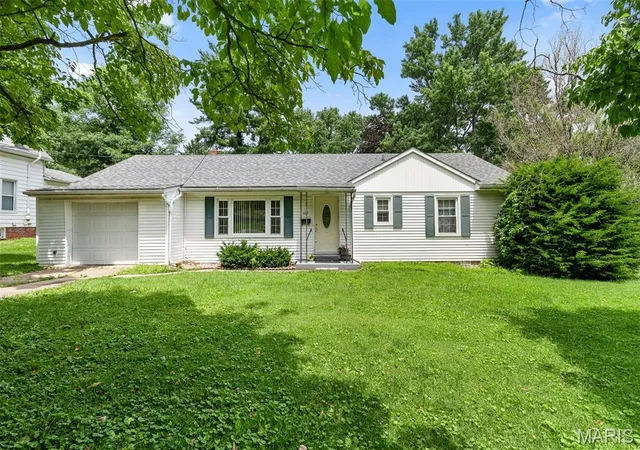 Homes for sale in Hillsboro, IL | 409 Hillside Ave, Hillsboro, IL 62049 | MLS# MIS26041451