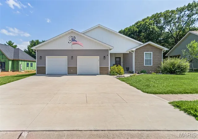 Homes for sale in Grafton, IL | 419 Sandpiper Ln, Grafton, IL 62037 | MLS# MIS26041455