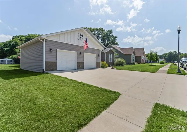 Homes for sale in Grafton, IL | 419 Sandpiper Ln, Grafton, IL 62037 | MLS# MIS26041455