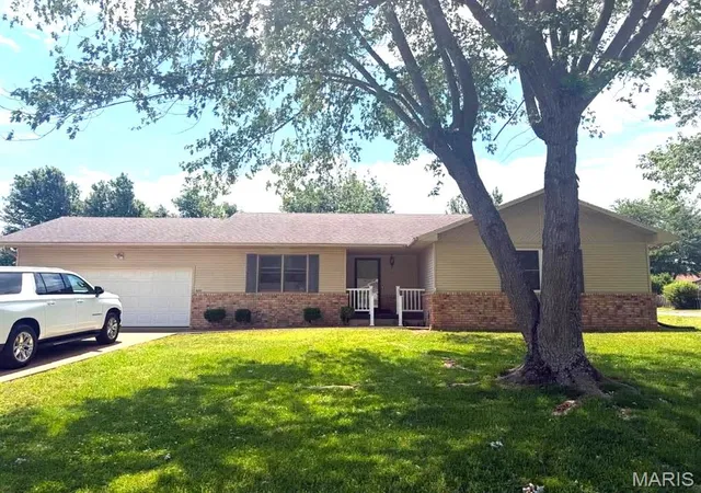 Homes for sale in Lebanon, MO | 400 Farmers Ln, Lebanon, MO 65536 | MLS# MIS26041458