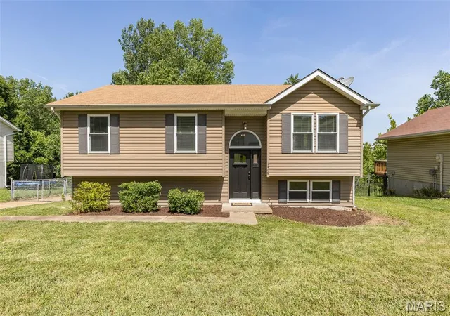Homes for sale in Arnold, MO | 1408 Castle Mill Dr, Arnold, MO 63010 | MLS# MIS26041467