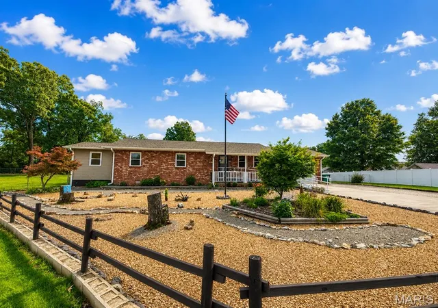 Photo 2 of Sale Pending at 2402 E Victoria Rd, Poplar Bluff, MO 63901 | MLS# MIS26041488 | Listing updated on 2026-08-31