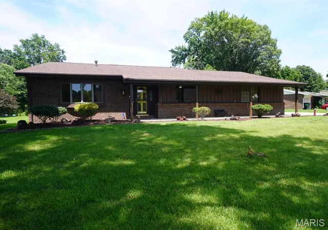 Homes for sale in Caseyville, IL | 139 Lakeland Hills Dr, Caseyville, IL 62208 | MLS# MIS26041489