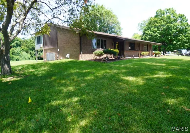 Homes for sale in Caseyville, IL | 139 Lakeland Hills Dr, Caseyville, IL 62208 | MLS# MIS26041489