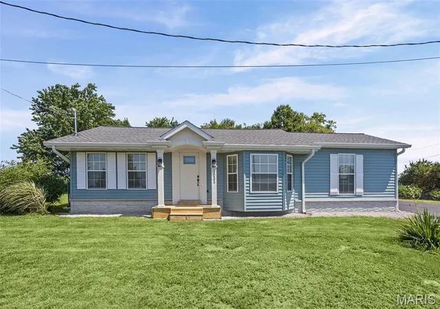Homes for sale in Belleville, IL | 3021 Carlyle Ave, Belleville, IL 62221 | MLS# MIS26041494