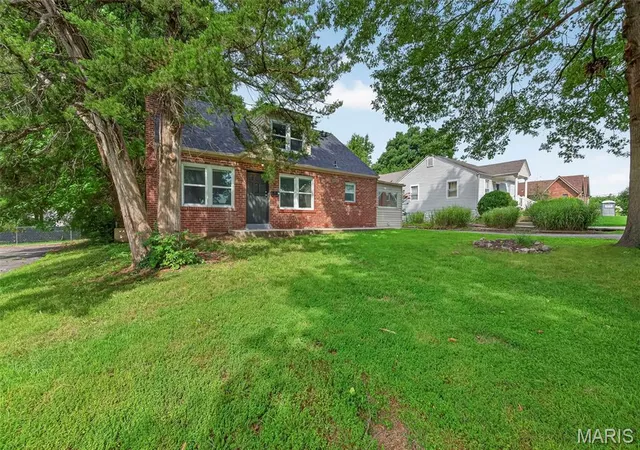 Photo 3 of Sale Pending at 915 Tavalon Ave, Saint Louis, MO 63119 | MLS# MIS26041510 | Listing updated on 2026-09-12