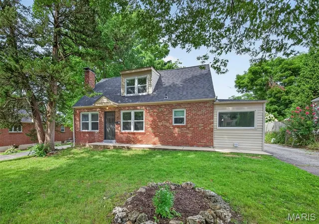 Photo 3 of Sale Pending at 915 Tavalon Ave, Saint Louis, MO 63119 | MLS# MIS26041510 | Listing updated on 2026-09-12