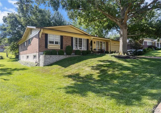 Photo 3 of Sale Pending at 9218 Laramie Dr, Saint Louis, MO 63126 | MLS# MIS26041524 | Listing updated on 2026-08-15