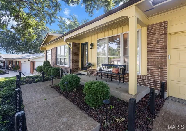 Photo 4 of Sale Pending at 9218 Laramie Dr, Saint Louis, MO 63126 | MLS# MIS26041524 | Listing updated on 2026-08-15