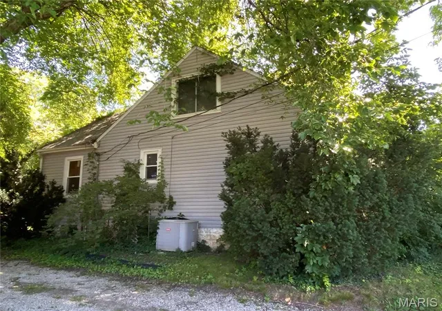 Homes for sale in Belleville, IL | 311 S Belt W, Belleville, IL 62220 | MLS# MIS26041545