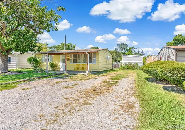 Photo 2 of Single family home for sale at 221 Saint John Dr, East Saint Louis, IL 62206 | MLS# MIS26041568 | Listing updated on 2026-08-27