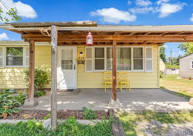 Photo 3 of Single family home for sale at 221 Saint John Dr, East Saint Louis, IL 62206 | MLS# MIS26041568 | Listing updated on 2026-08-27