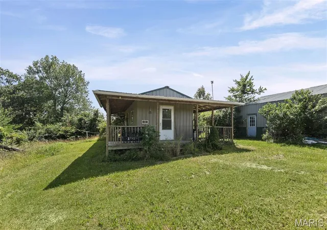 Homes for sale in Hillsboro, IL | 92 Lewis Ln, Hillsboro, IL 62049 | MLS# MIS26041598