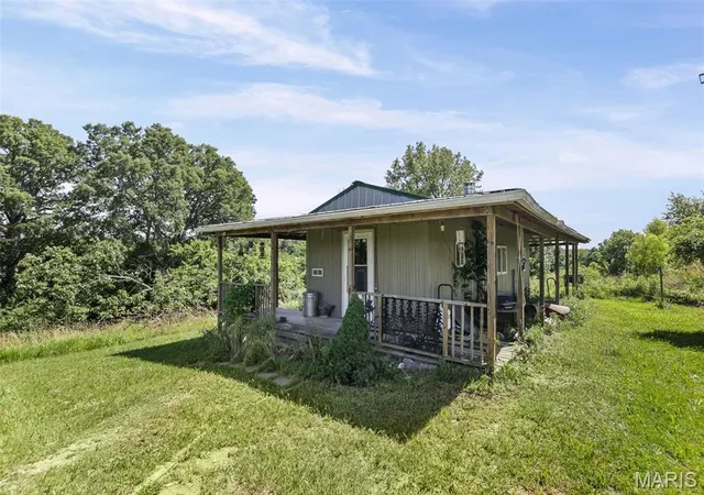 Homes for sale in Hillsboro, IL | 92 Lewis Ln, Hillsboro, IL 62049 | MLS# MIS26041598