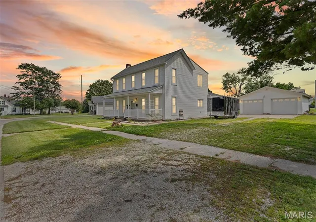 Homes for sale in Jerseyville, IL | 604 E Exchange St, Jerseyville, IL 62052 | MLS# MIS26041615