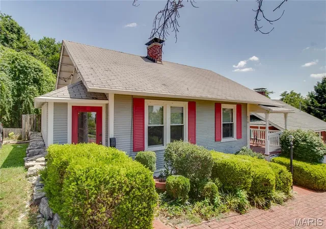 2nd image of 510 Summit St, Alton, IL 62002 | MLS# MIS26041625