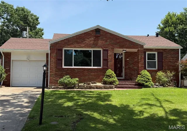 Homes for sale in Alton, IL | 310 Lindenwood Blvd, Alton, IL 62002 | MLS# MIS26041627