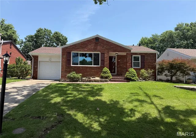Homes for sale in Alton, IL | 310 Lindenwood Blvd, Alton, IL 62002 | MLS# MIS26041627