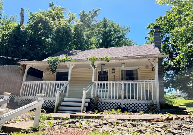 Homes for sale in Moscow Mills, MO | 304 E 2nd St, Moscow Mills, MO 63362 | MLS# MIS26041648