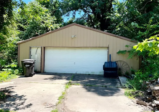 Homes for sale in Moscow Mills, MO | 304 E 2nd St, Moscow Mills, MO 63362 | MLS# MIS26041648