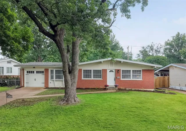 3rd image of 1360 Arlington Dr, Florissant, MO 63033 | MLS# MIS26041655