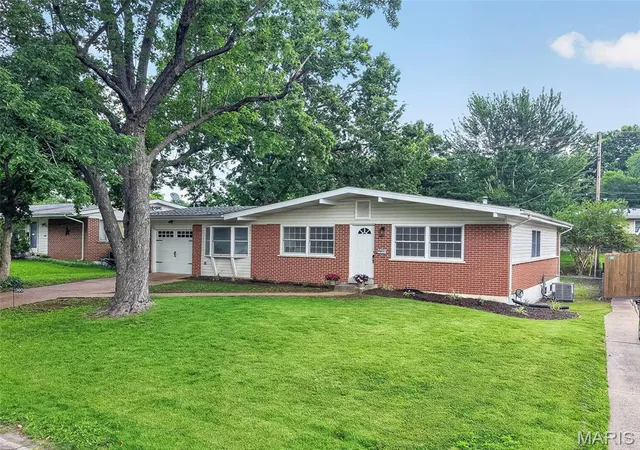 4th image of 1360 Arlington Dr, Florissant, MO 63033 | MLS# MIS26041655