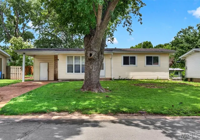 2nd image of 1325 Estes Dr, Florissant, MO 63031 | MLS# MIS26041677