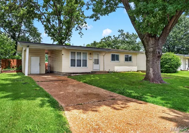 3rd image of 1325 Estes Dr, Florissant, MO 63031 | MLS# MIS26041677
