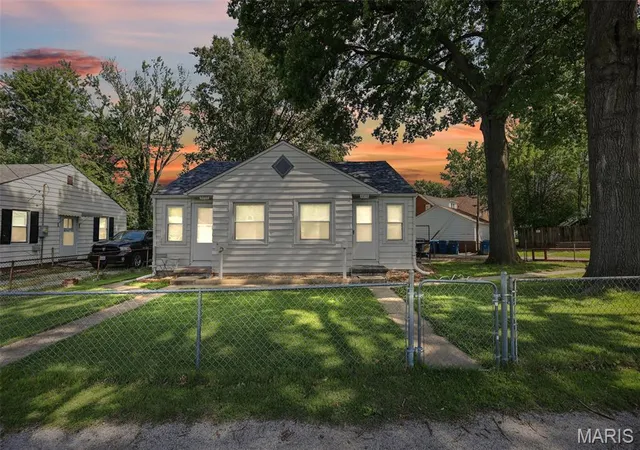 Homes for sale in Alton, IL | 3208 Batson Dr, Alton, IL 62002 | MLS# MIS26041689