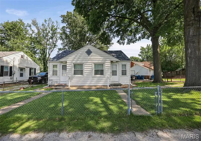 Homes for sale in Alton, IL | 3208 Batson Dr, Alton, IL 62002 | MLS# MIS26041689