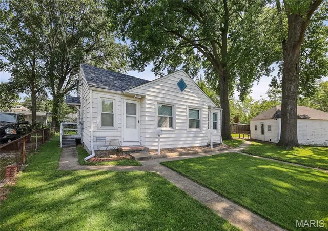 Homes for sale in Alton, IL | 3208 Batson Dr, Alton, IL 62002 | MLS# MIS26041689