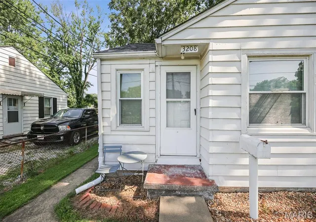 Homes for sale in Alton, IL | 3208 Batson Dr, Alton, IL 62002 | MLS# MIS26041689