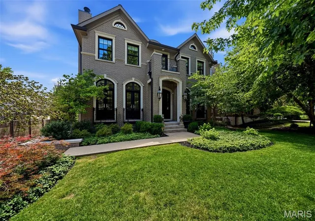 Homes for sale in Clayton, MO | 8300 Kingsbury Blvd, Clayton, MO 63105 | MLS# MIS26041697